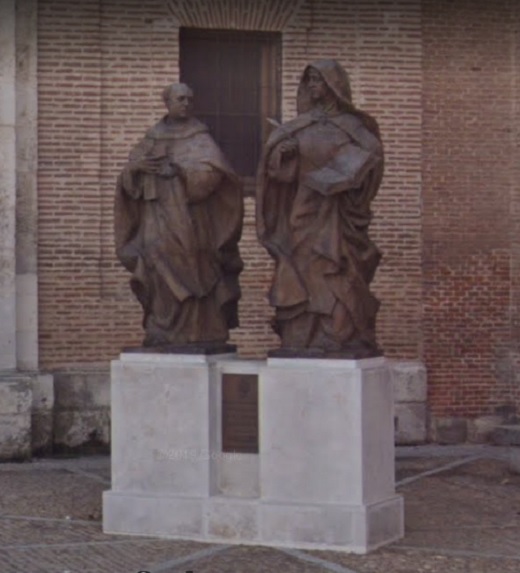 Estatua de San Juan de la Cruz junto a Santa Teresa